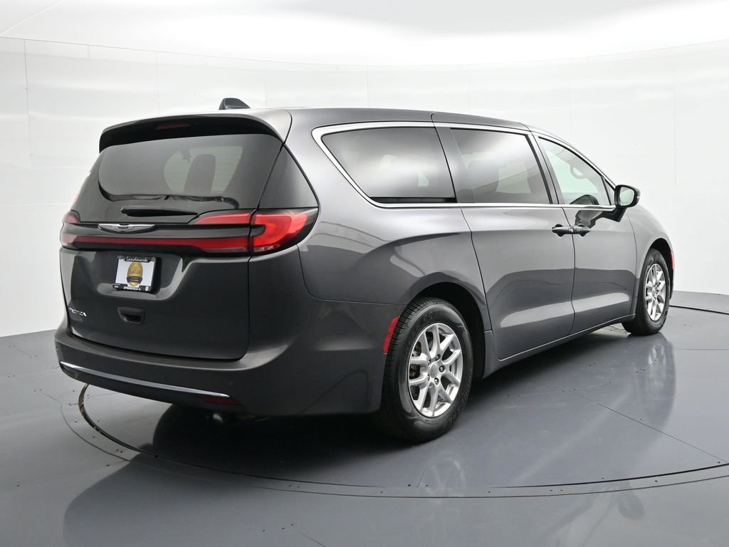 Used 2023 Chrysler Pacifica Touring-L image 6