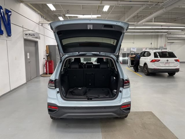 Used 2025 Volkswagen Taos SE AWD/4WD image 9