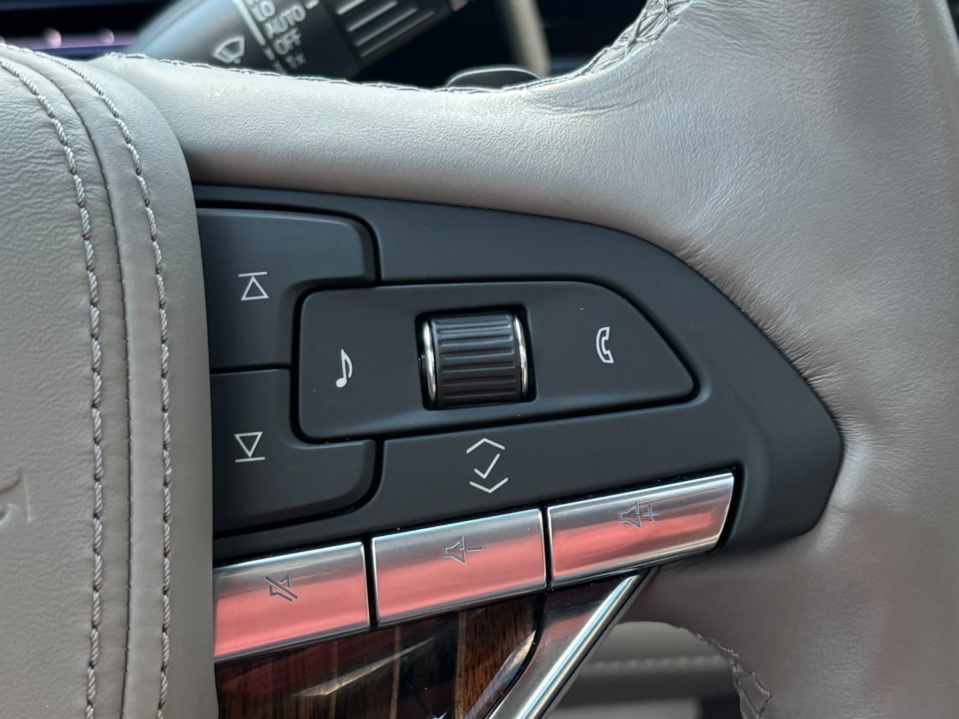 Used 2024 Cadillac Escalade Premium Luxury Platinum w/ LPO, Floor Liner Package AWD/4WD image 44