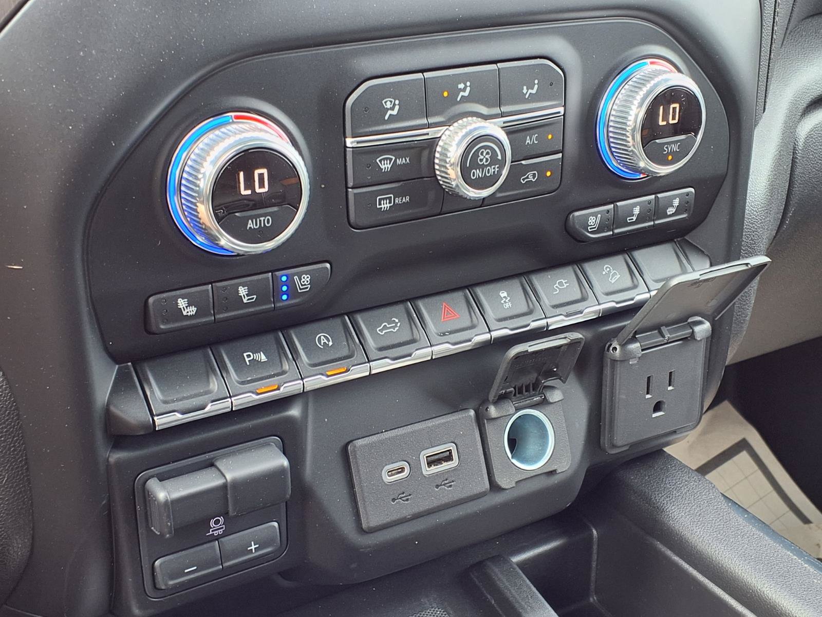 Used 2021 GMC Sierra 1500 AT4 w/ AT4 Premium Package AWD/4WD image 8