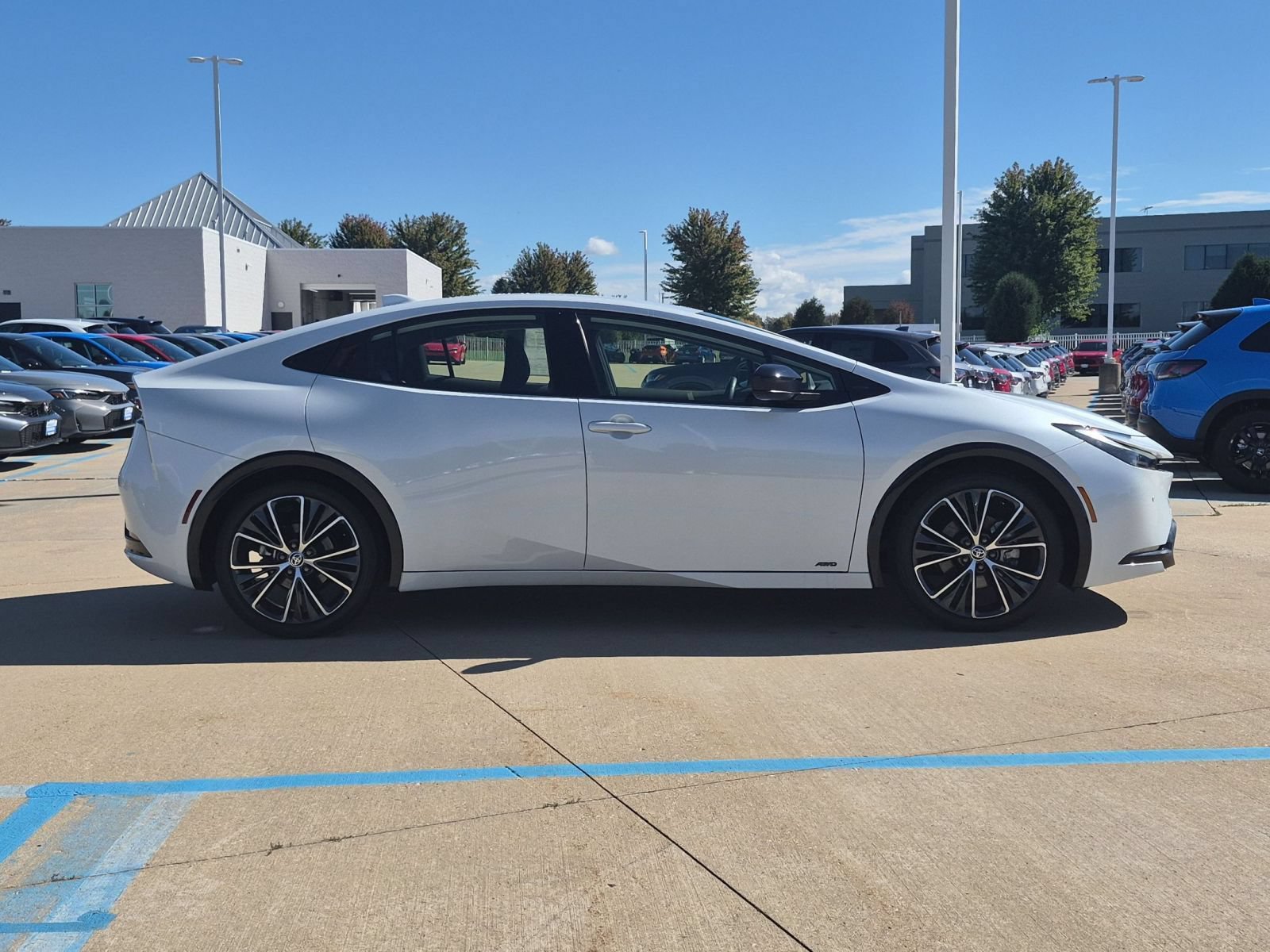 Used 2025 Toyota Prius XLE AWD/4WD image 5