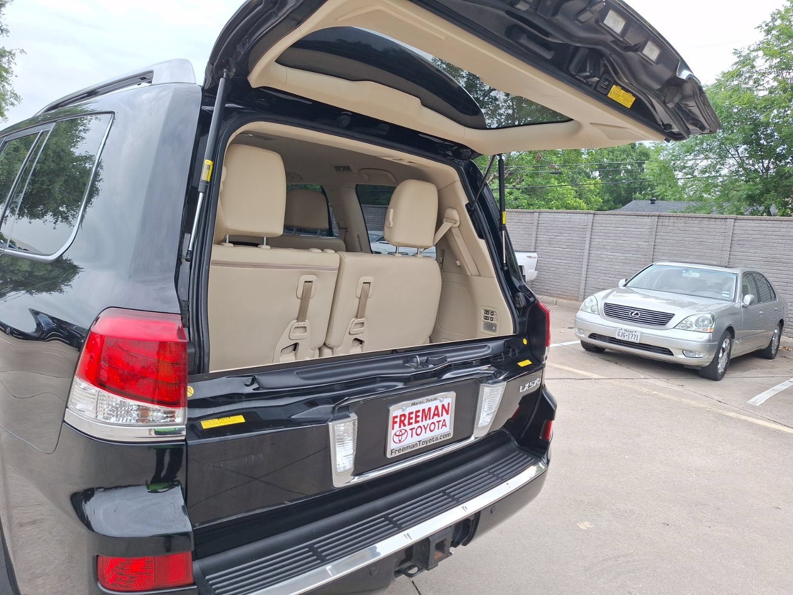 Used 2013 Lexus LX 570 4WD w/ Luxury Pkg image 38