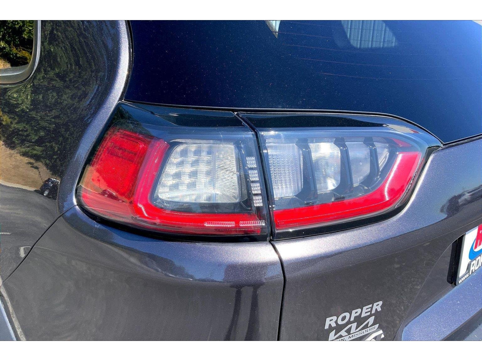Used 2021 Jeep Cherokee Trailhawk AWD/4WD image 28