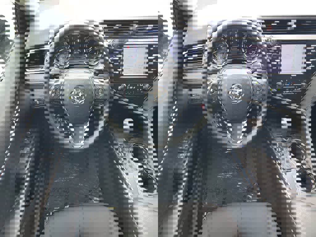 Used 2020 Toyota Camry LE image 14