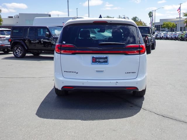 Used 2025 Chrysler Pacifica Limited FWD image 7