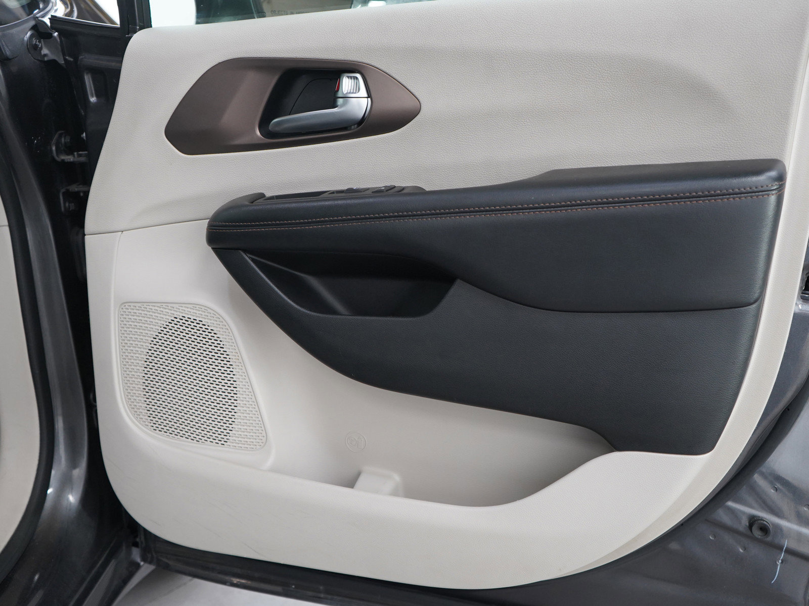 Used 2019 Chrysler Pacifica Touring-L image 9