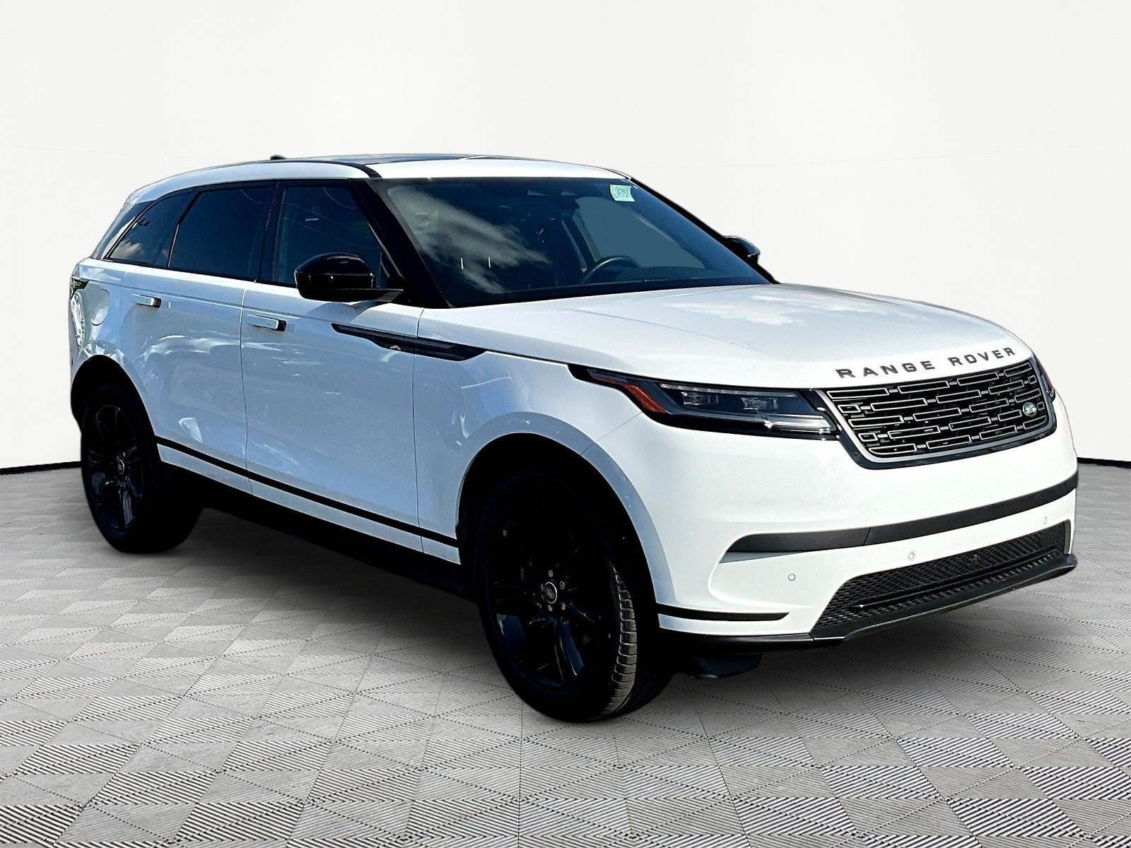 Used 2025 Land Rover Range Rover Velar S AWD/4WD image 3