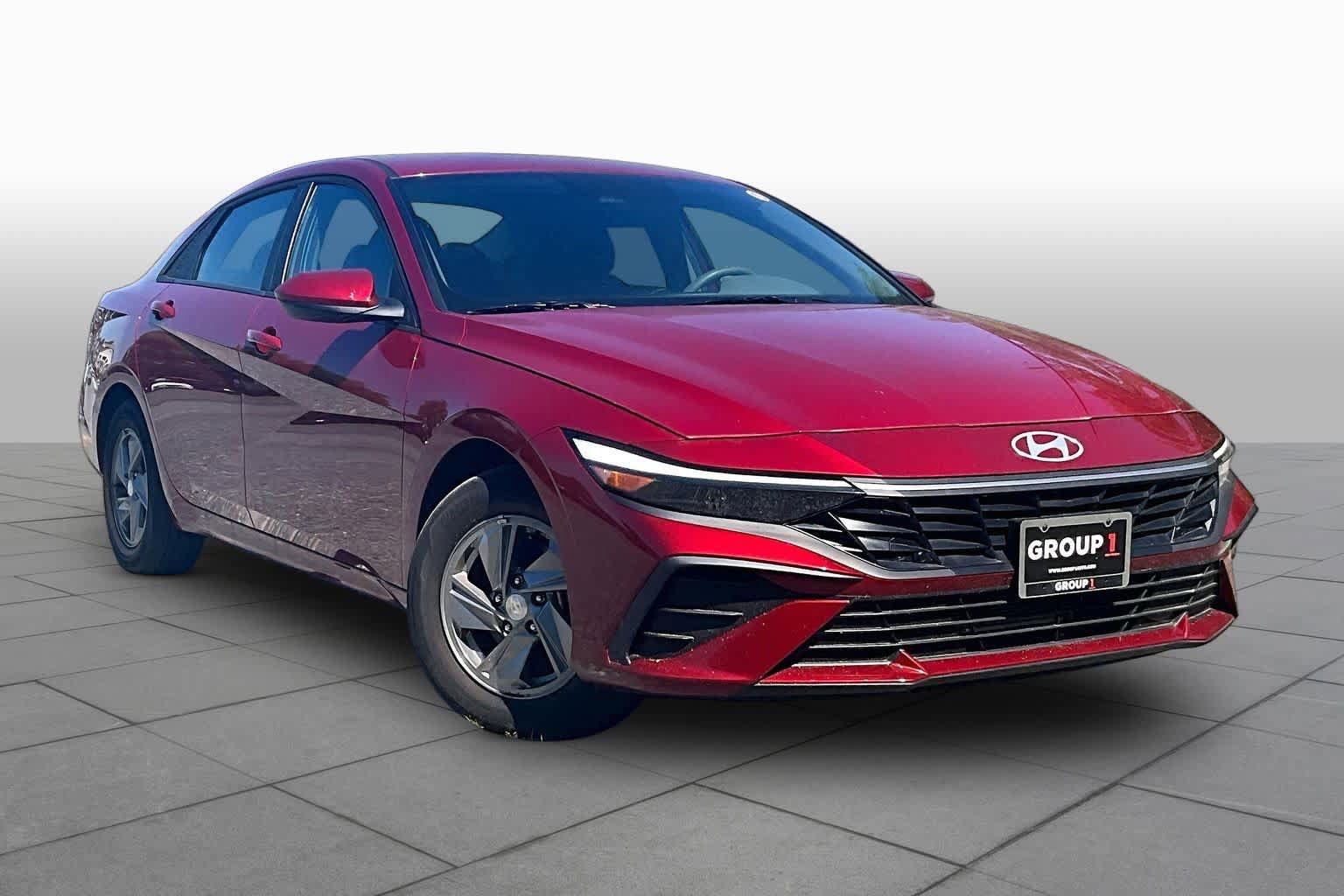 Used 2025 Hyundai Elantra SE w/ Cargo Package FWD image 3