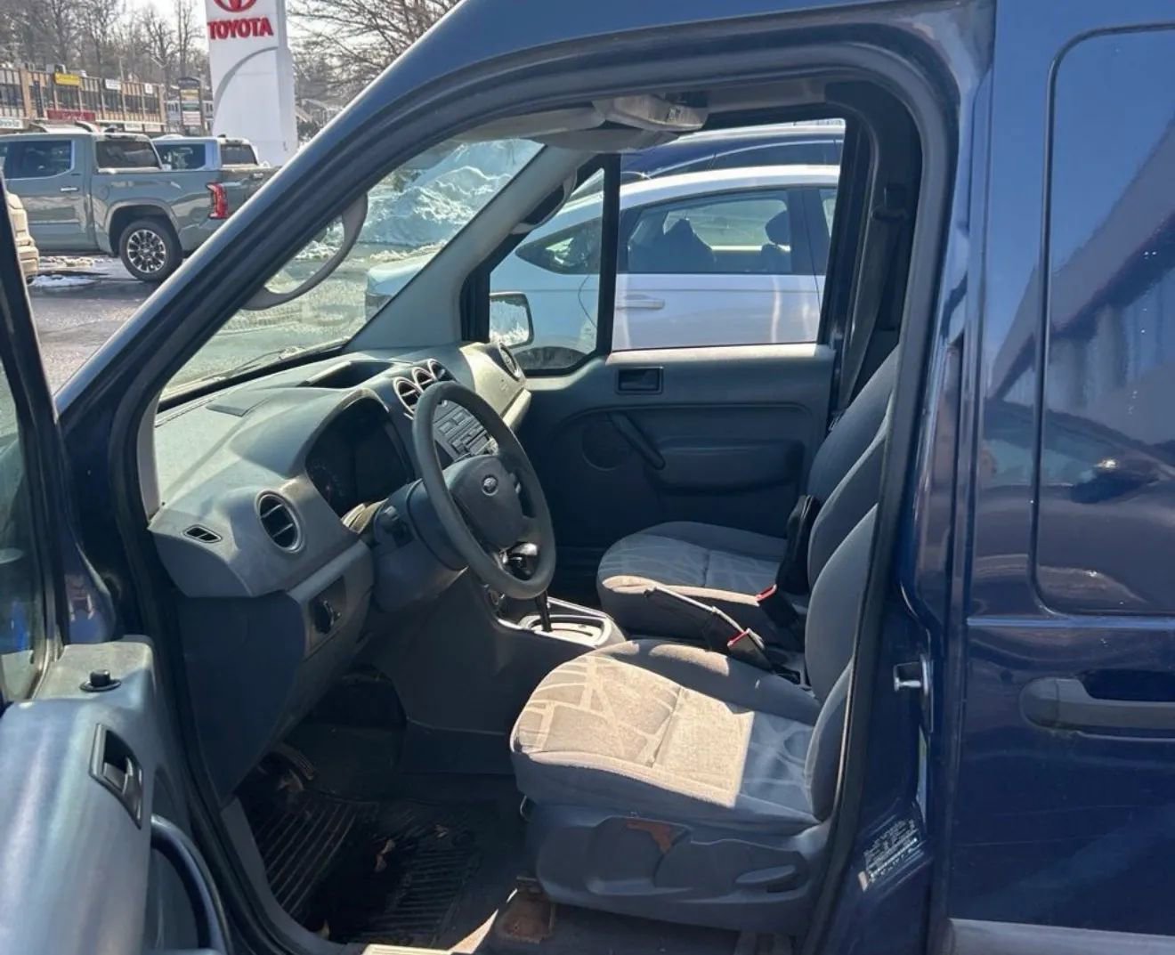 Used 2010 Ford Transit Connect XLT image 3