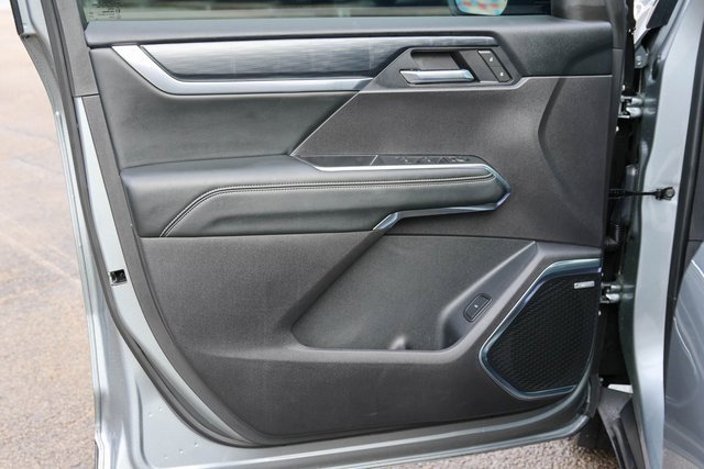 Used 2025 GMC Acadia Elevation image 11