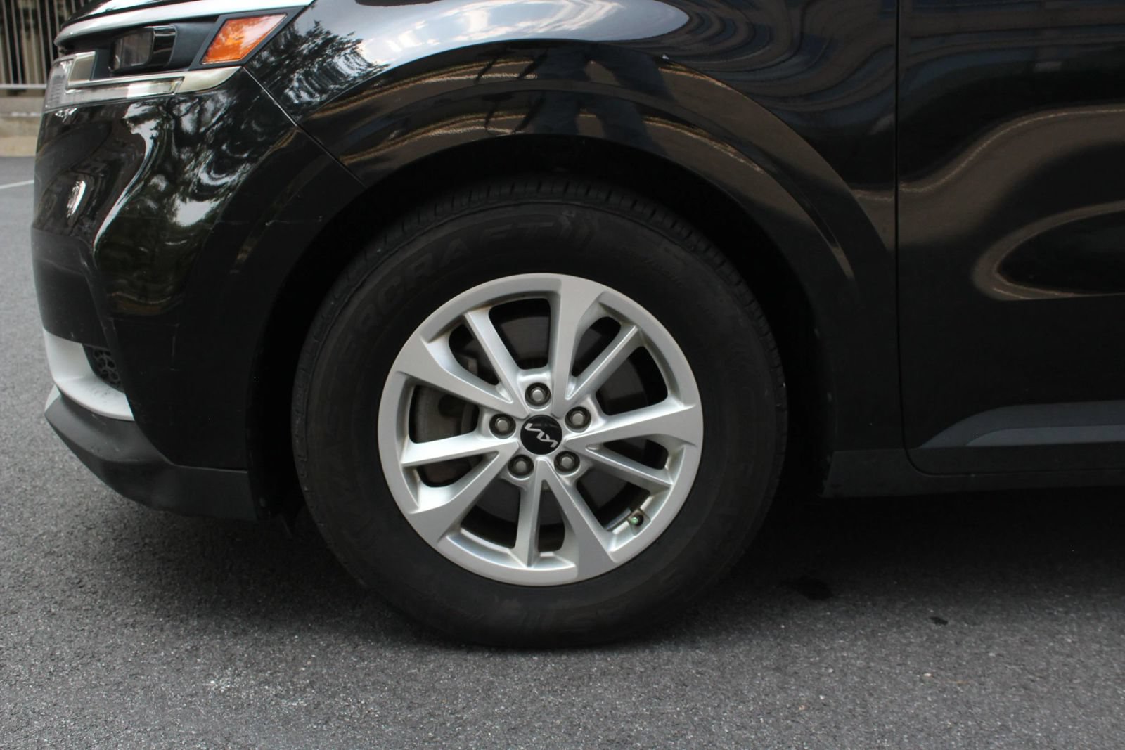 Used 2024 Kia Carnival LX FWD image 11