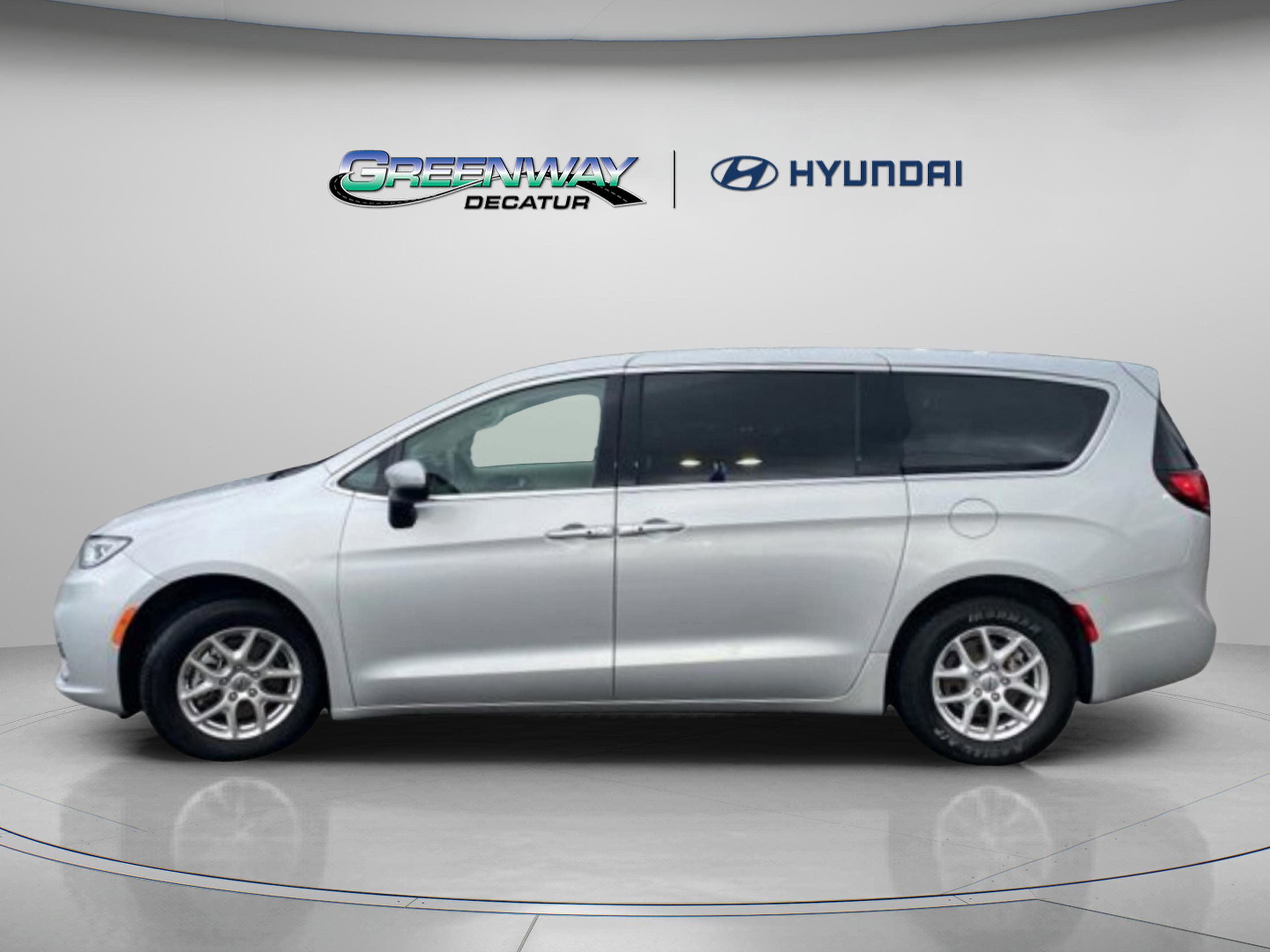 Used 2023 Chrysler Pacifica Touring-L image 5