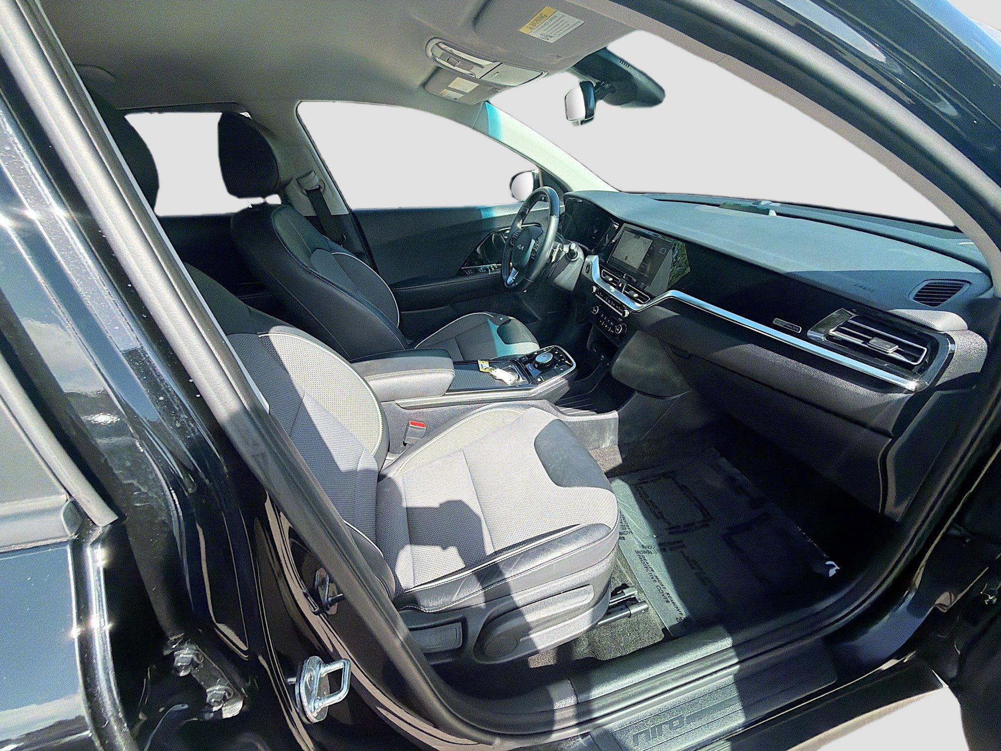 Used 2022 Kia Niro EX image 30