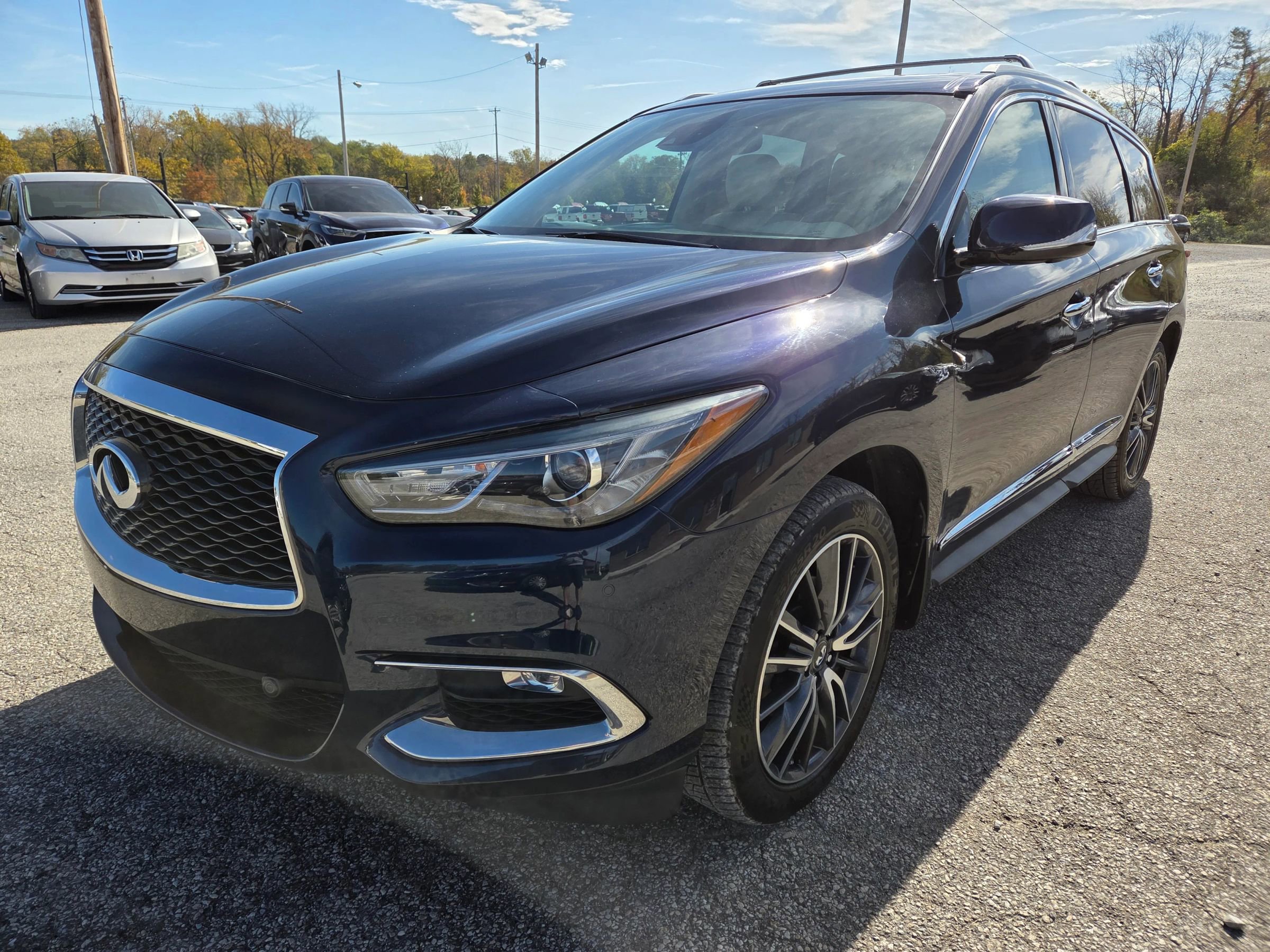 Used 2018 INFINITI QX60 Luxe w/ Deluxe Technology Package image 2