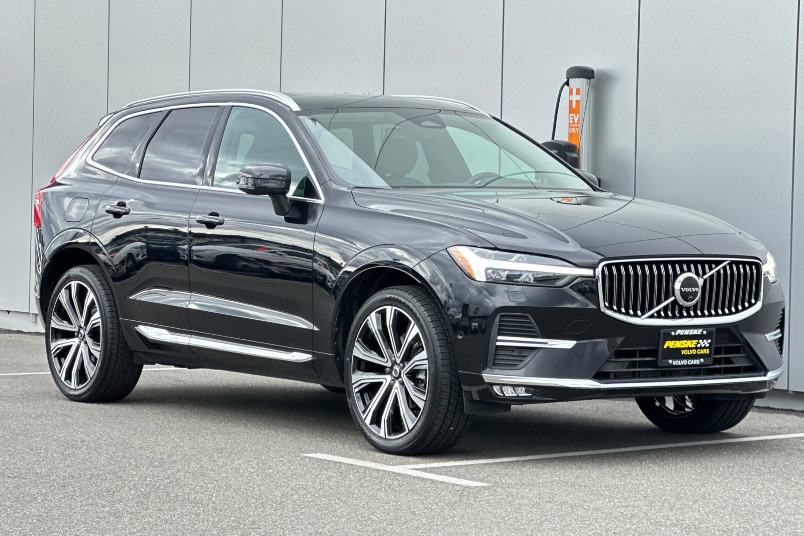 Used 2023 Volvo XC60 B5 Ultimate w/ Climate Package image 7