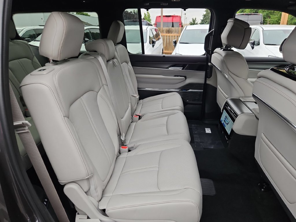 New 2026 Jeep Grand Wagoneer Summit w/ 8-Passenger Seating Package AWD/4WD image 15