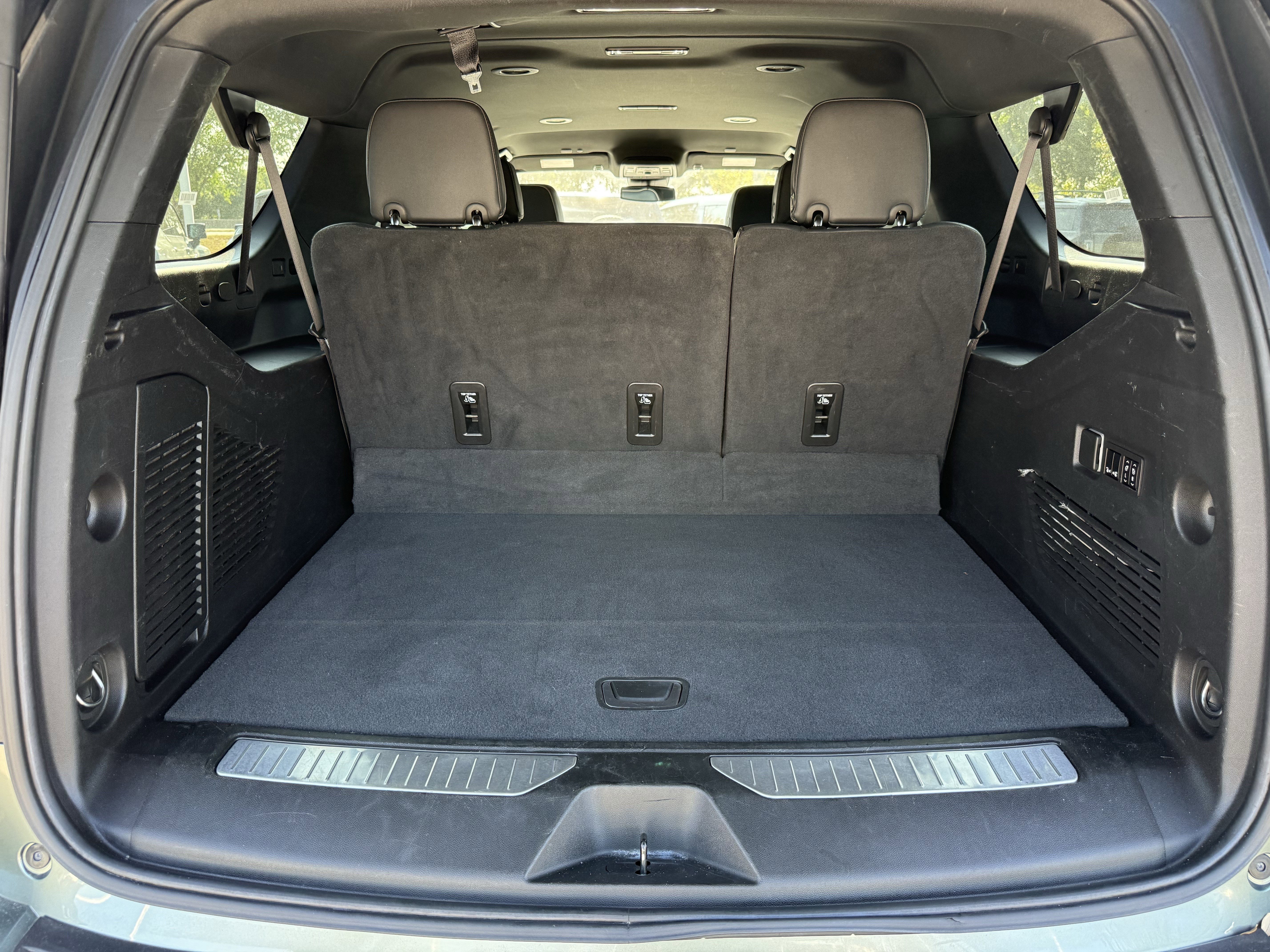 Used 2023 Chevrolet Suburban Premier image 31