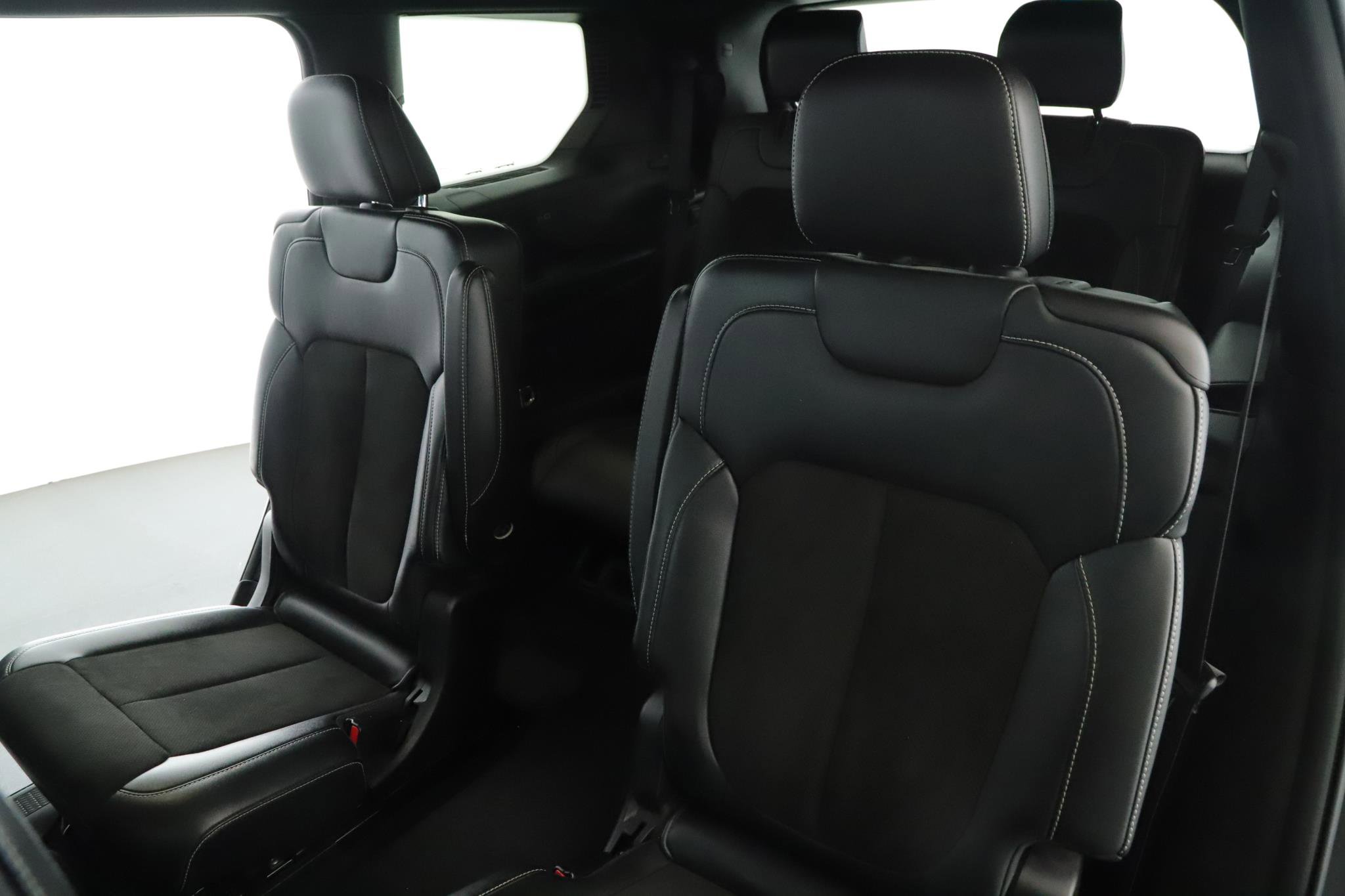 Used 2023 Jeep Grand Cherokee L Laredo image 5