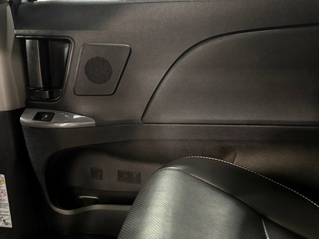 Used 2019 Toyota Sienna SE AWD/4WD image 16
