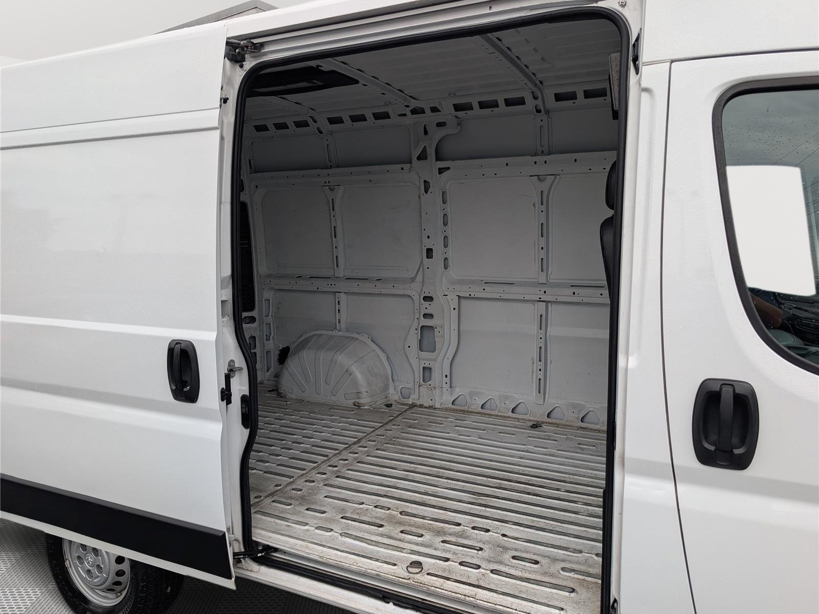 Used 2024 RAM ProMaster 2500 w/ Convenience Group FWD image 11