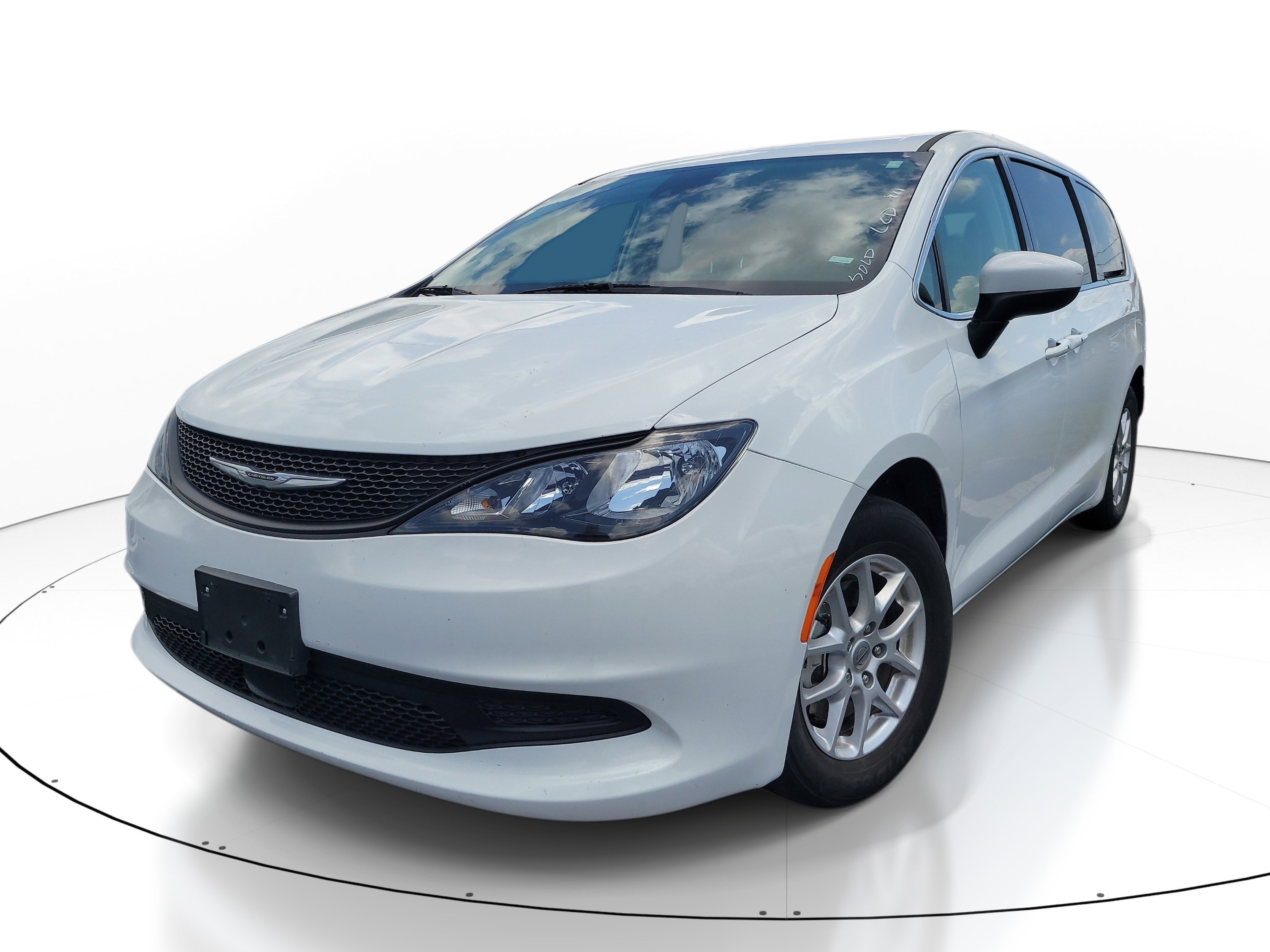 Used 2023 Chrysler Voyager LX image 3