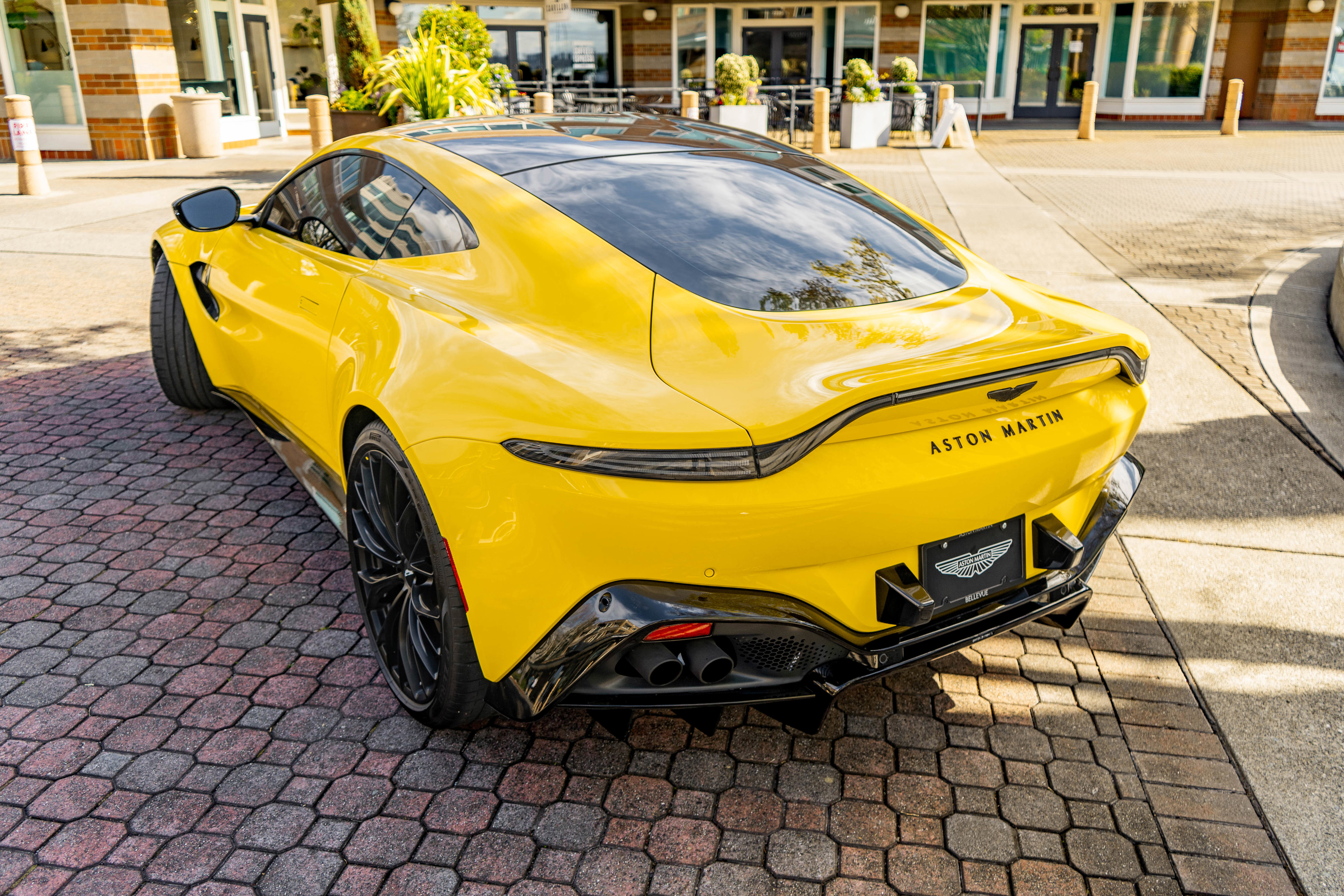 Used 2023 Aston Martin V8 Vantage Coupe image 34
