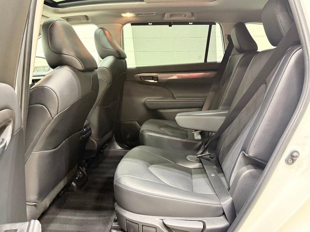 Used 2022 Toyota Highlander Limited image 34