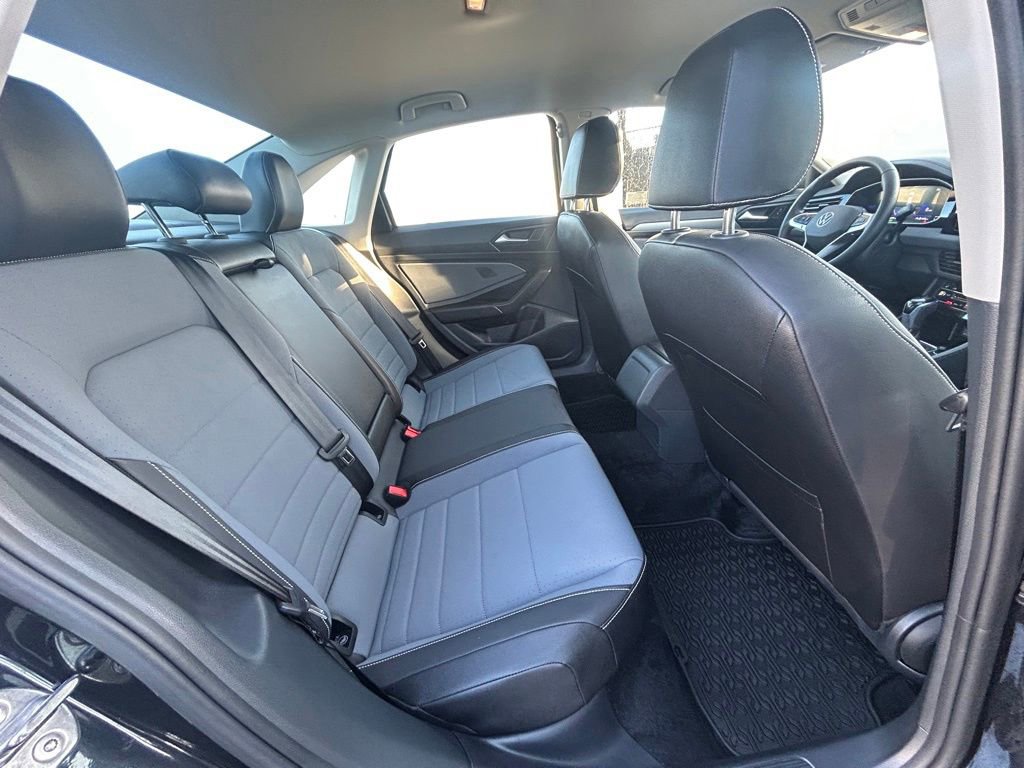 Used 2025 Volkswagen Jetta SE image 28