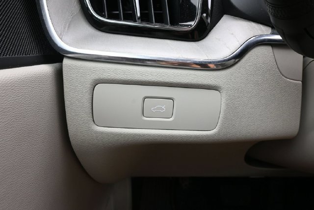 Used 2024 Volvo XC60 B5 Plus w/ Protection Package Premier AWD/4WD image 27