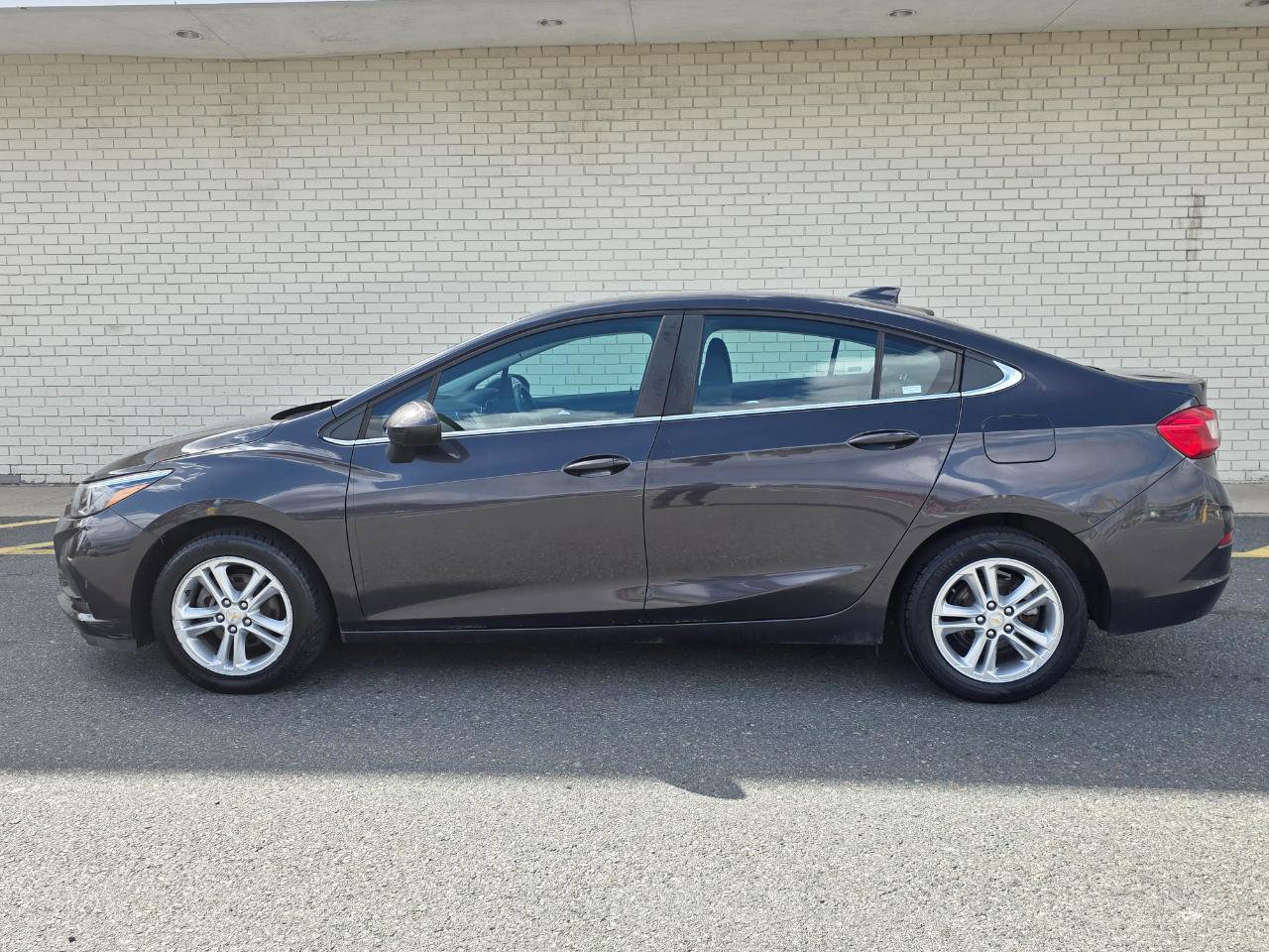 Used 2017 Chevrolet Cruze LT FWD image 4