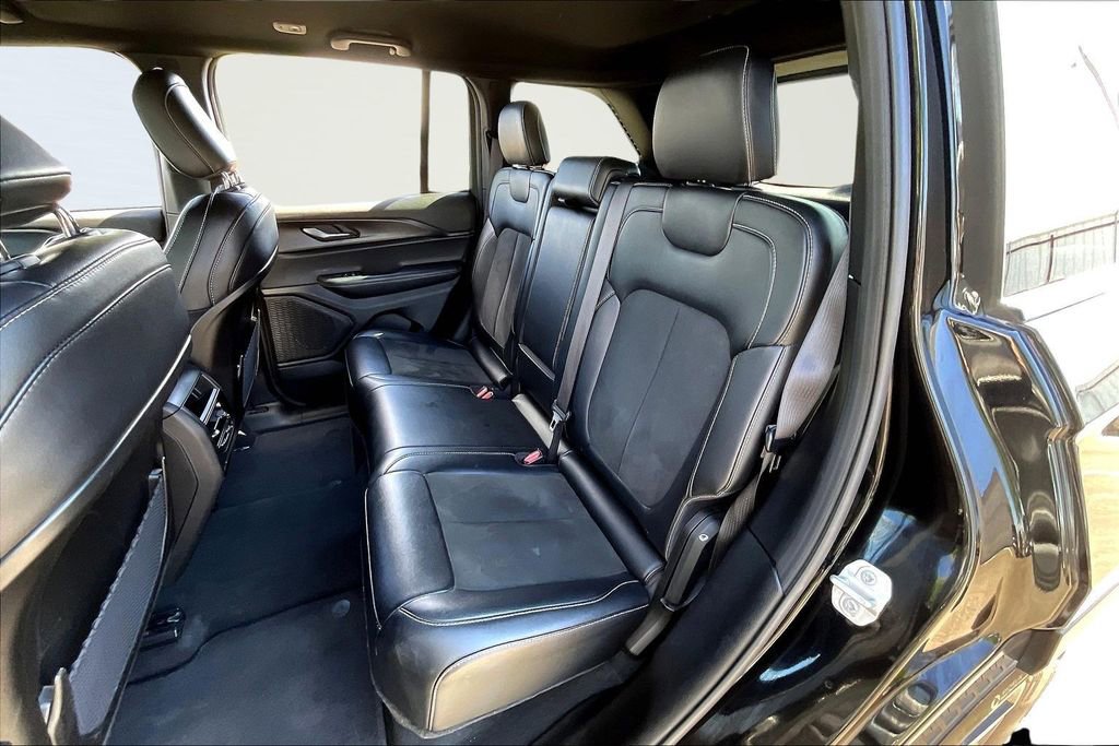 Used 2025 Jeep Grand Cherokee Altitude AWD/4WD image 23