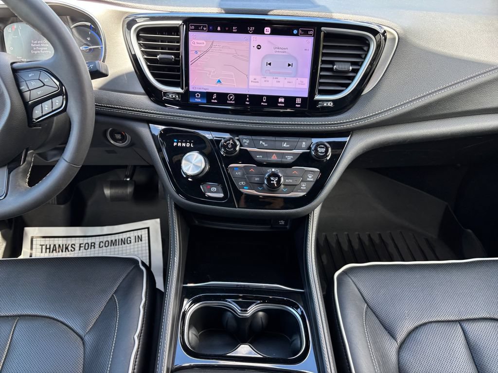 Used 2023 Chrysler Pacifica Limited w/ Uconnect Theater Family Group FWD image 16