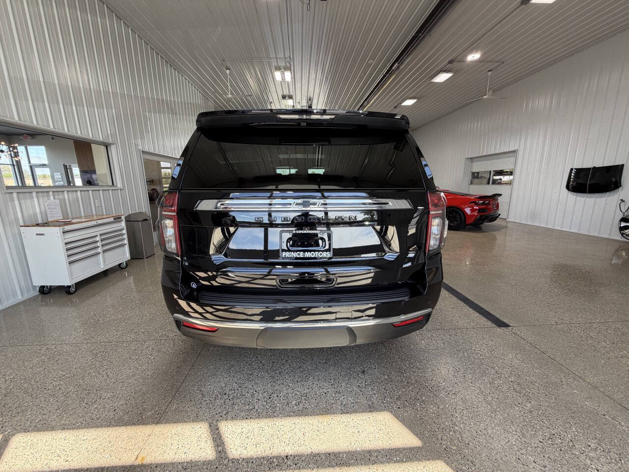 Used 2024 Chevrolet Suburban LT w/ Luxury Package AWD/4WD image 4