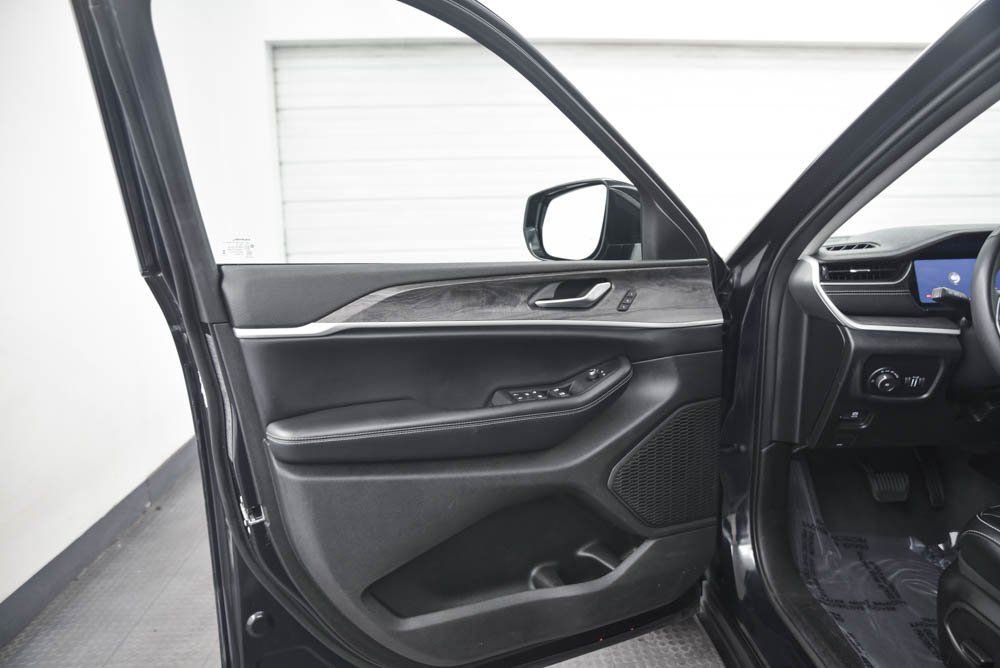 Used 2024 Jeep Grand Cherokee Limited image 10