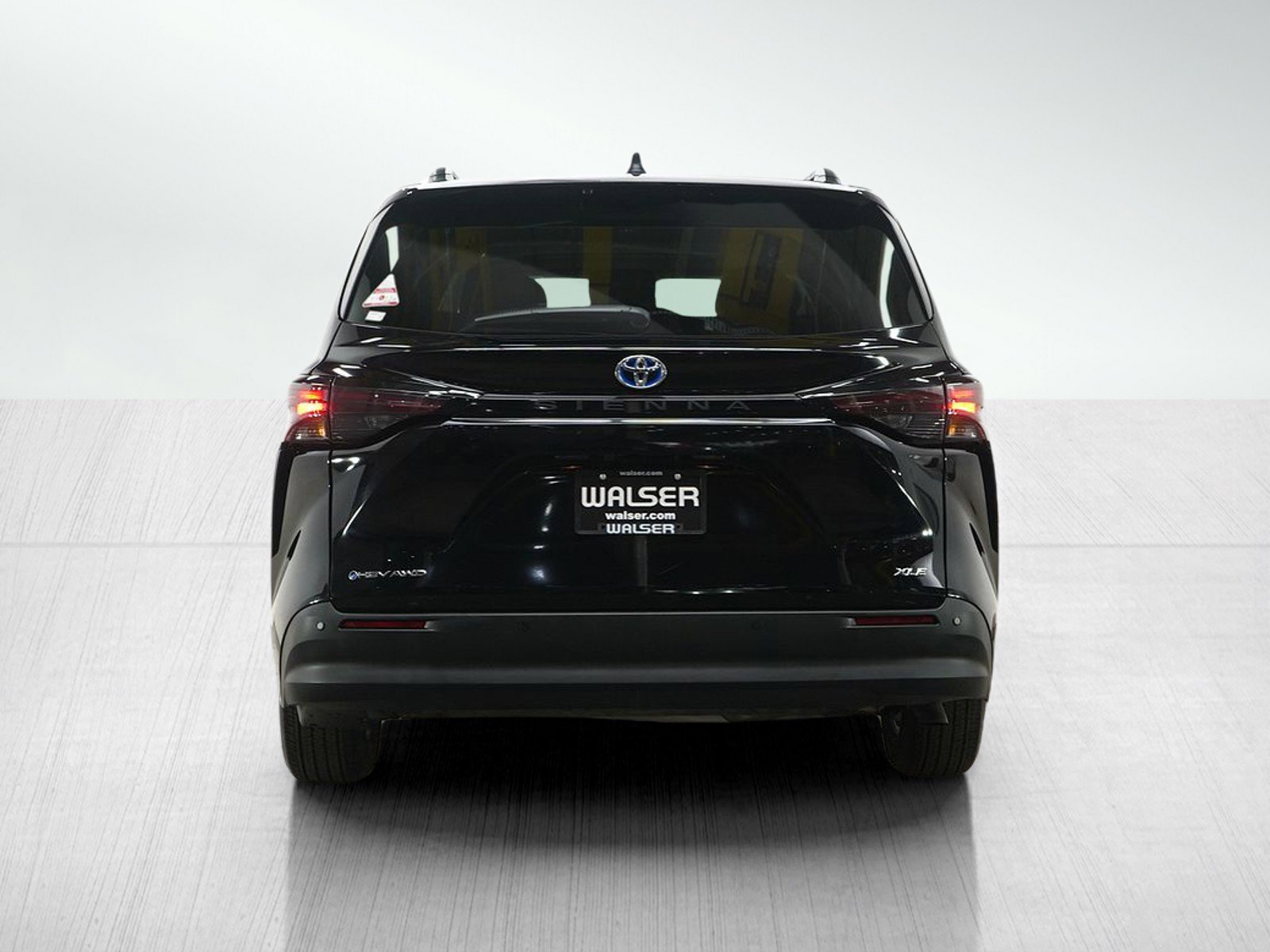 Used 2025 Toyota Sienna XLE image 4