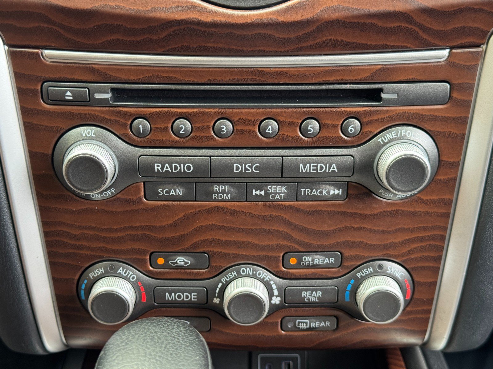 Used 2020 Nissan Pathfinder Platinum FWD image 27