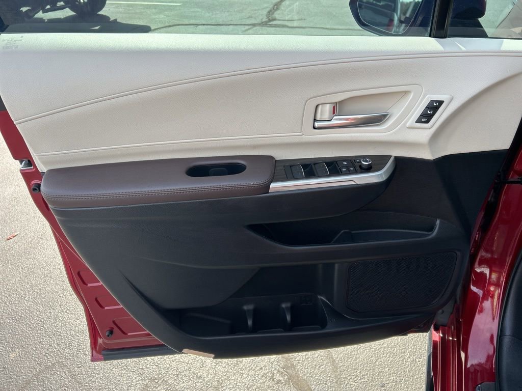 Used 2024 Toyota Sienna Platinum image 3