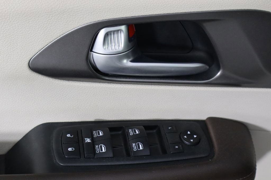 Used 2018 Chrysler Pacifica Touring-L Plus w/ Tire & Wheel Group image 16