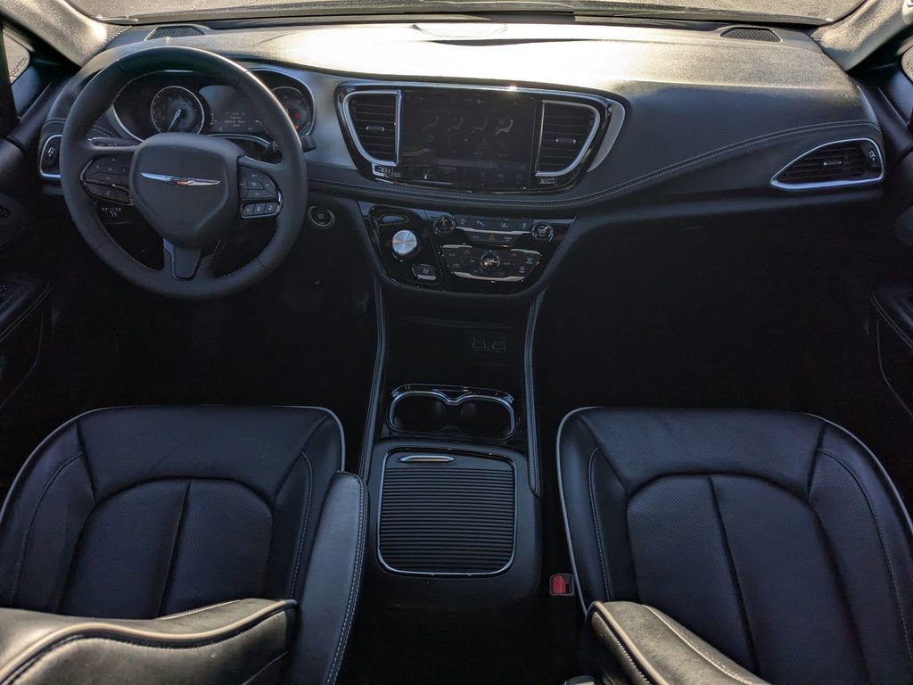 Used 2025 Chrysler Pacifica Limited FWD image 13