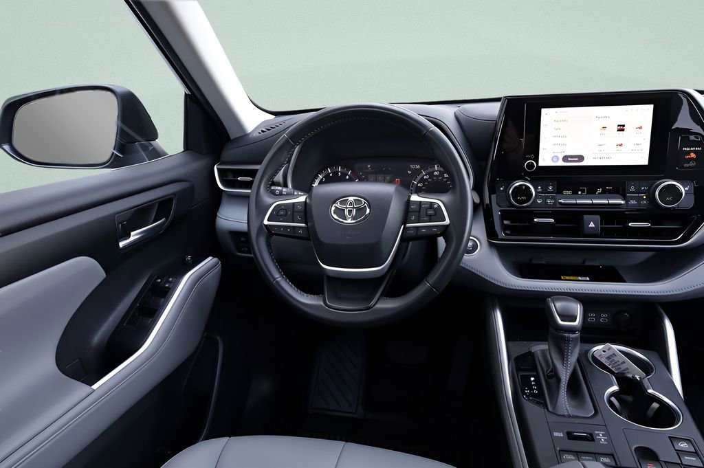 Used 2023 Toyota Highlander XLE AWD/4WD image 34