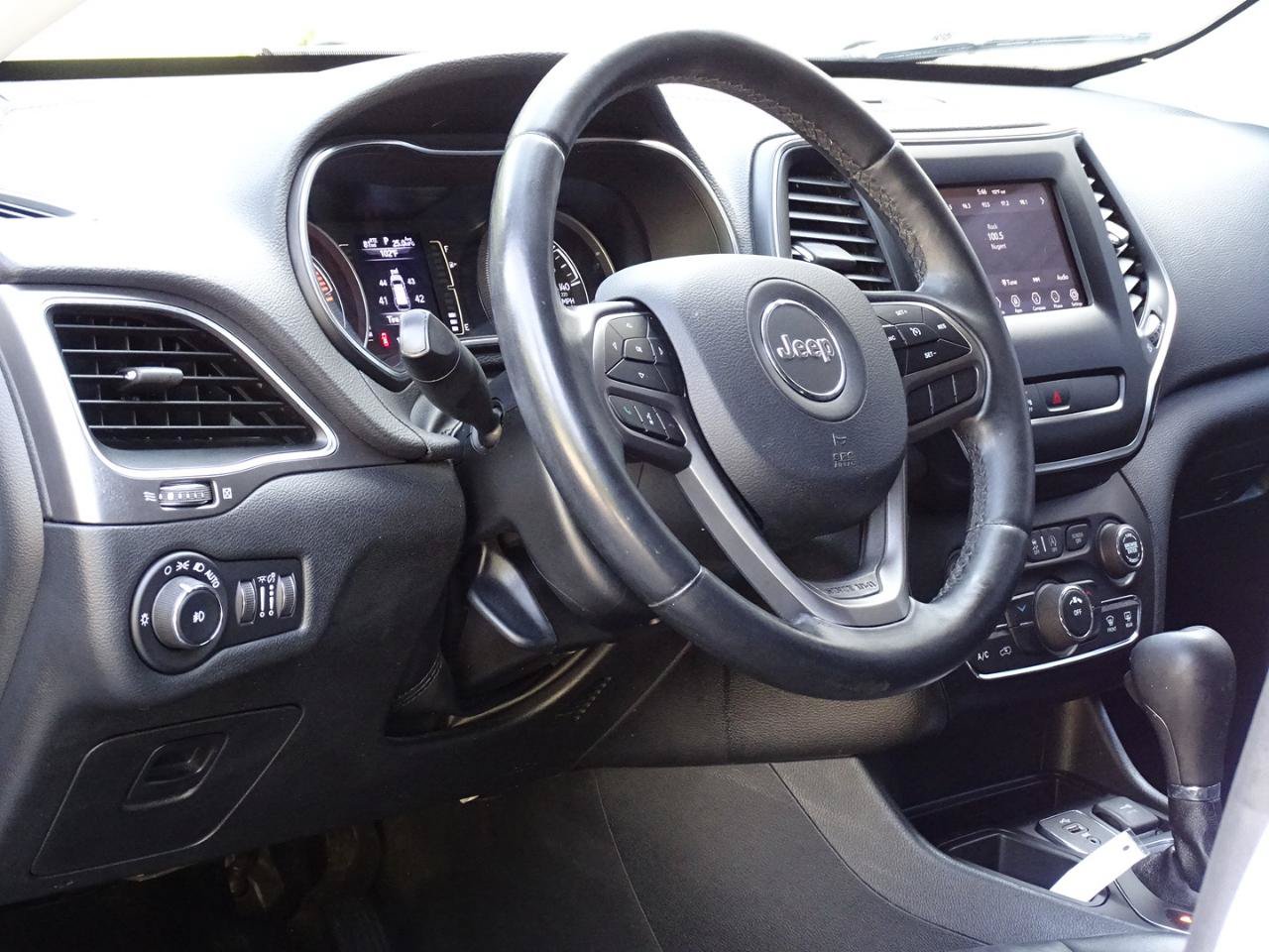 Used 2019 Jeep Cherokee Latitude Plus FWD image 13