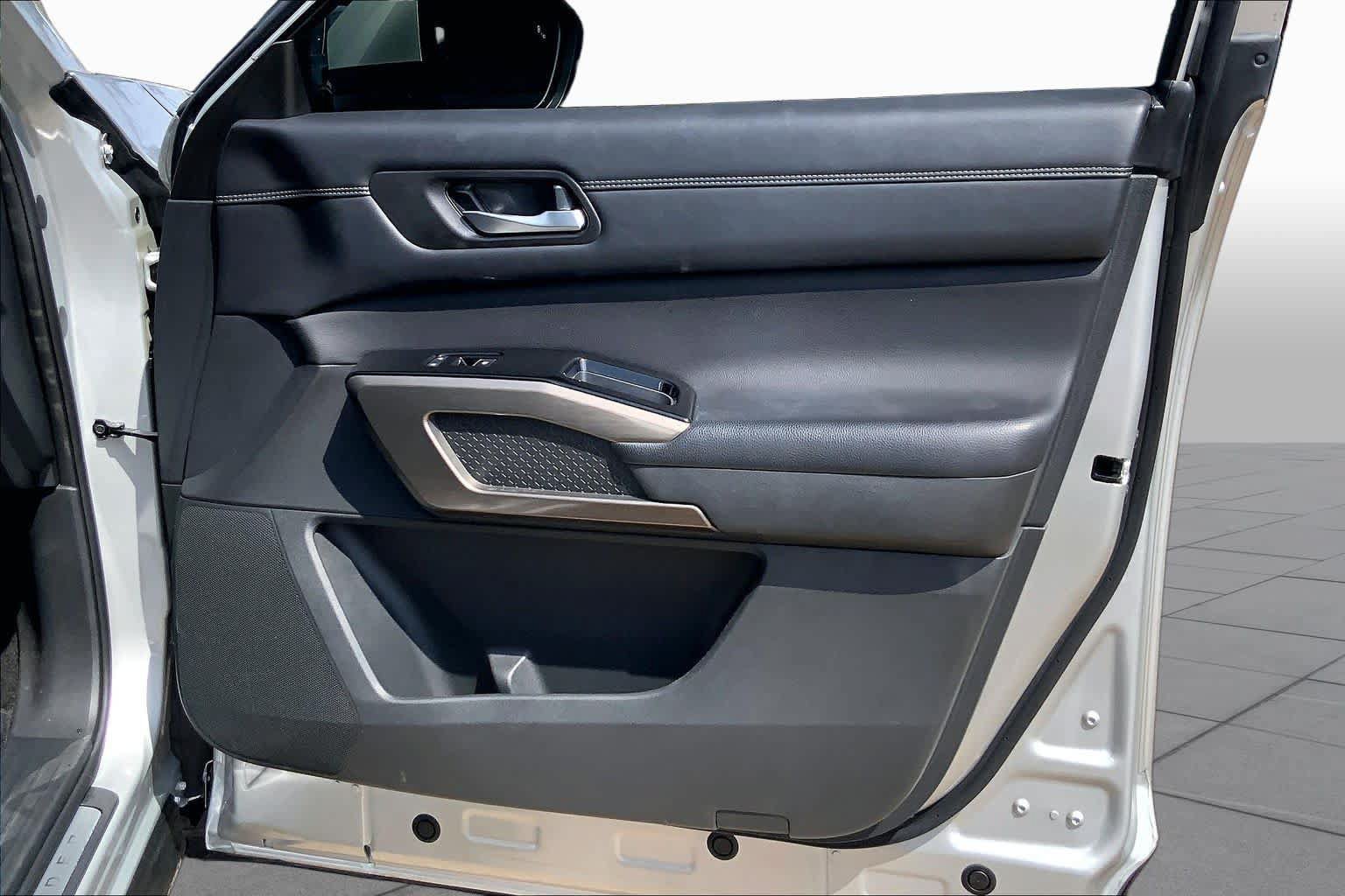 Used 2024 Nissan Pathfinder Platinum FWD image 23