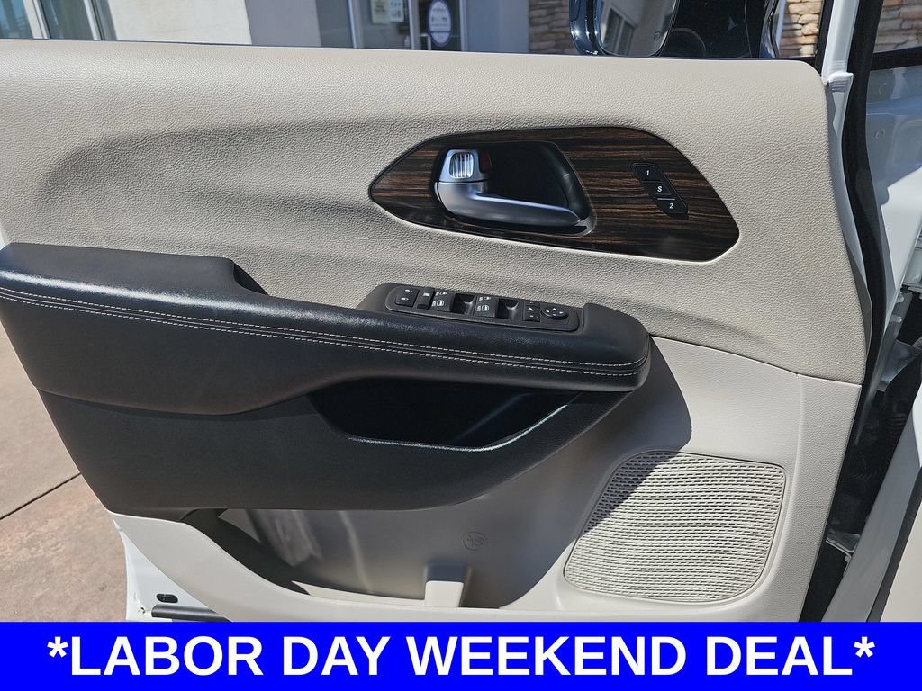 Used 2023 Chrysler Pacifica Limited FWD image 29