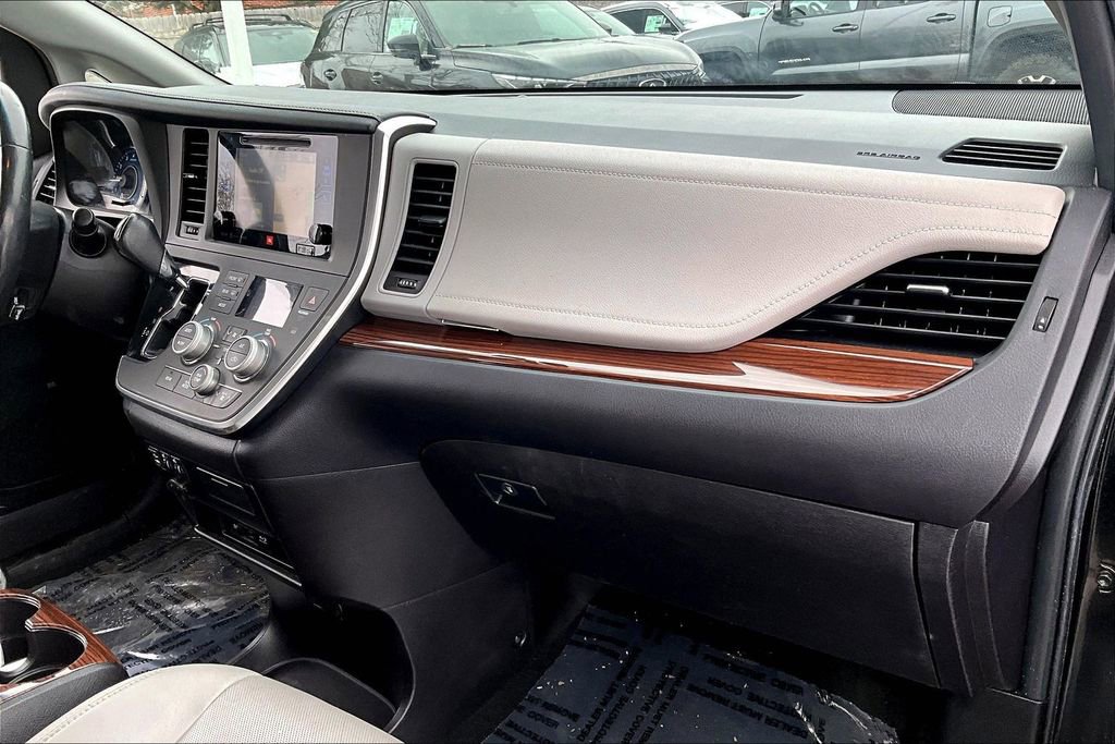 Used 2017 Toyota Sienna Limited Premium image 25