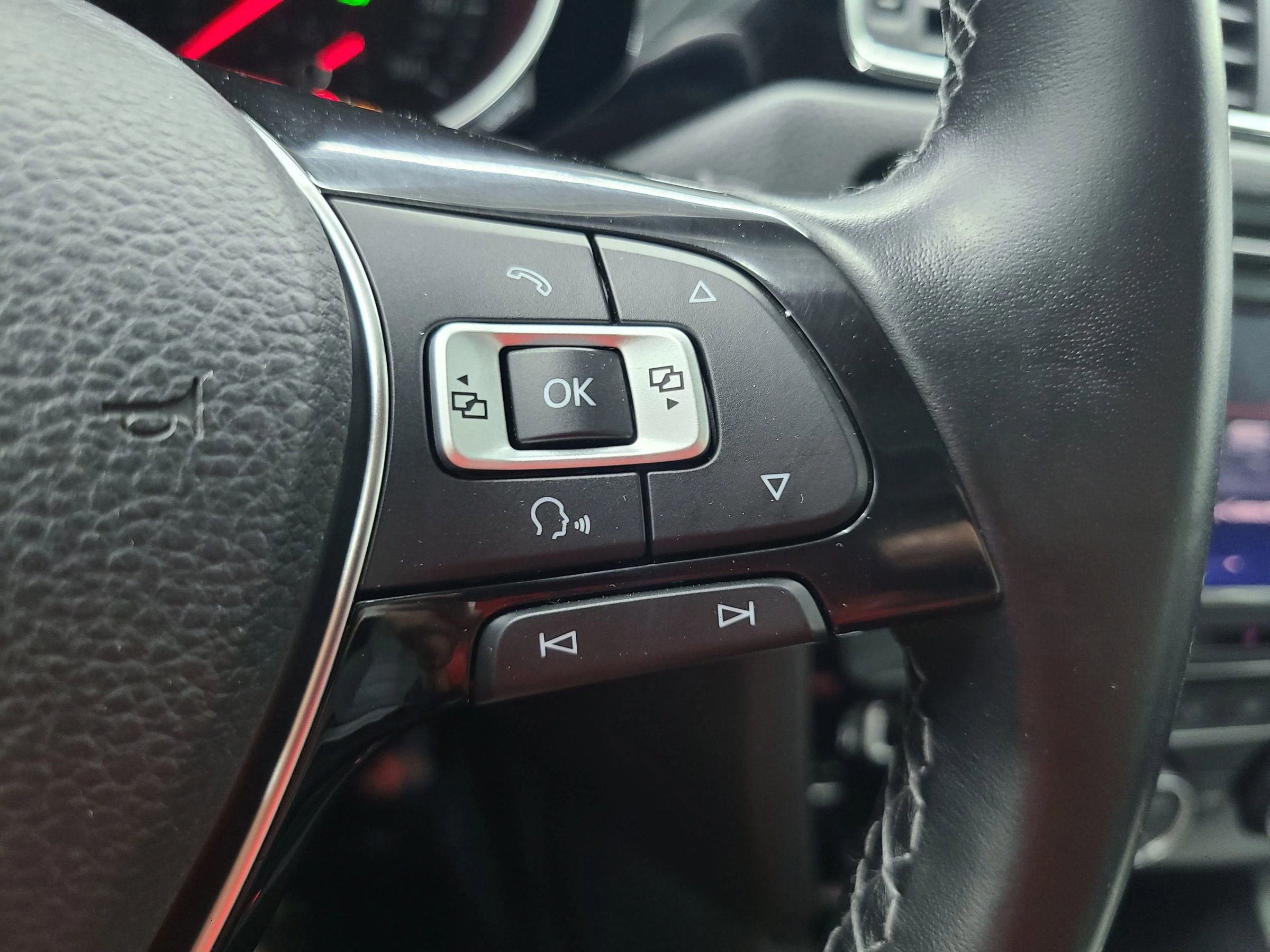 Used 2016 Volkswagen Jetta SEL Premium image 32