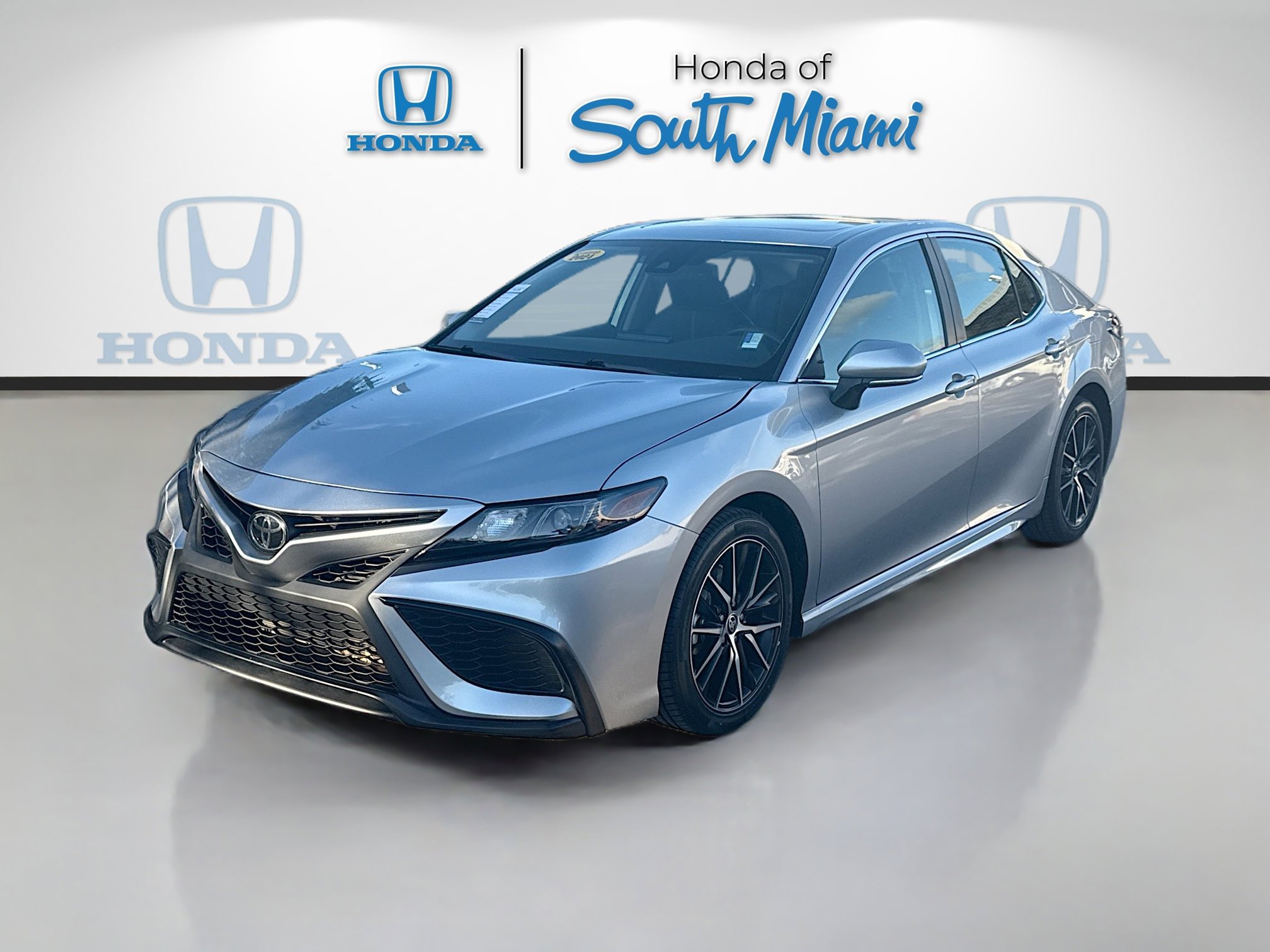 Used 2024 Toyota Camry SE w/ Convenience Package image 3