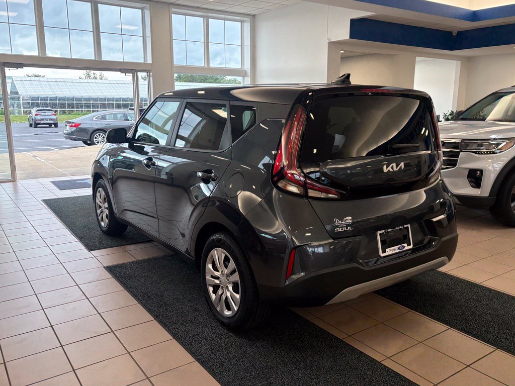 Used 2023 Kia Soul LX FWD image 3