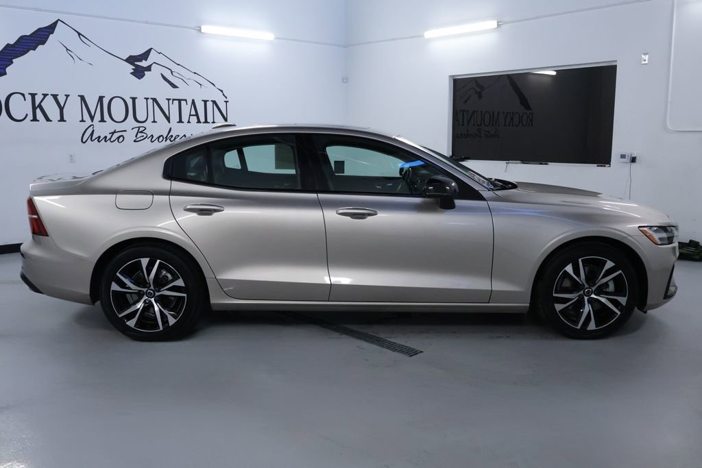 Used 2024 Volvo S60 B5 Core image 8