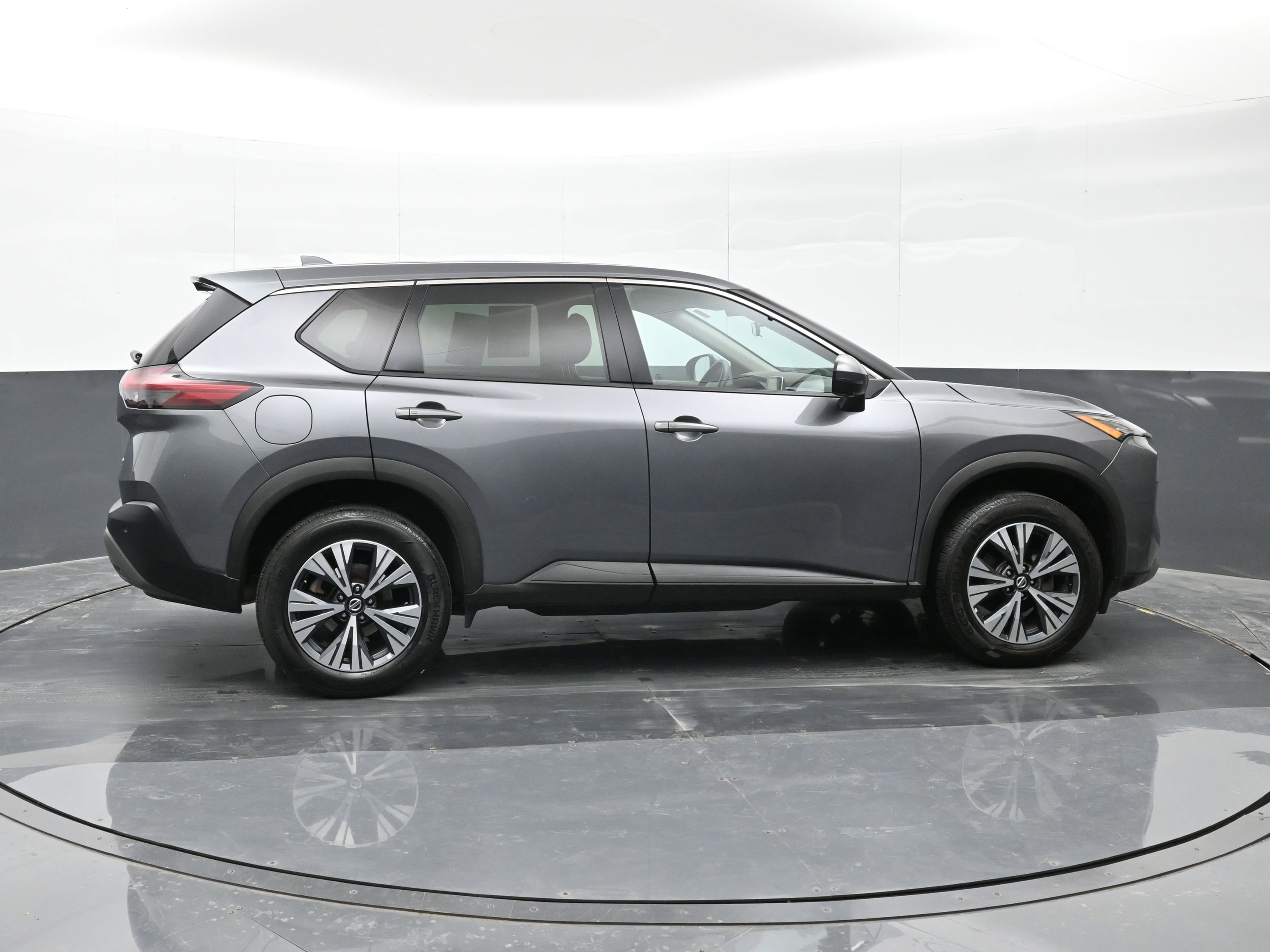 Used 2021 Nissan Rogue SV image 9