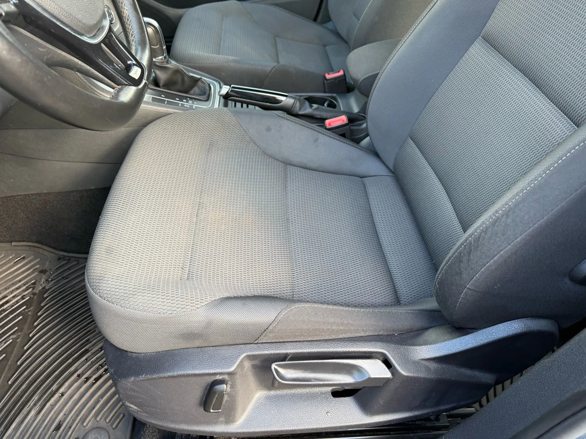 Used 2017 Volkswagen Golf S image 31